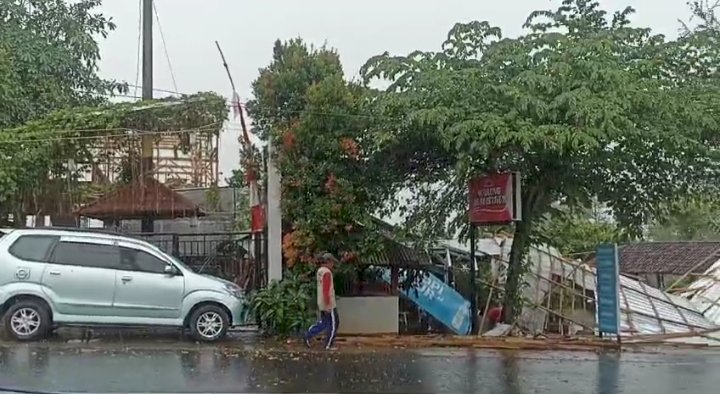 Hujan Deras Disertai Angin Puting Beliung Yang Berlangsung Satu Jam, Memporak Porandakan Sejumlah Bangunan Di Desa Kajar. Arief Edy Purnomo/RMOLJawaTengah