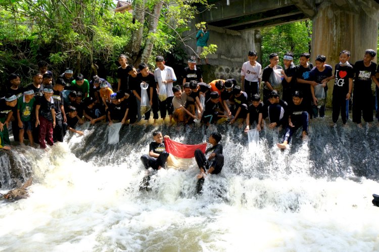 Puluhan Santri Menggelar Aksi Bersih Sungai Dan Tebar Belasan Ribu Benih Ikan Di Kali Simangut, Minggu (28/04). Tri Budi Hartoyo/RMOLJawaTengah
