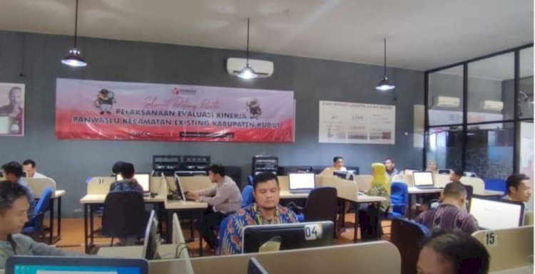 Sebanyak 25 anggota Panwaslu Kecamatan Existing, mengikuti evaluasi kinerja penilaian atasan langsung yang digelar Bawaslu Kudus. Arif Edy Purnomo/RMOLJateng