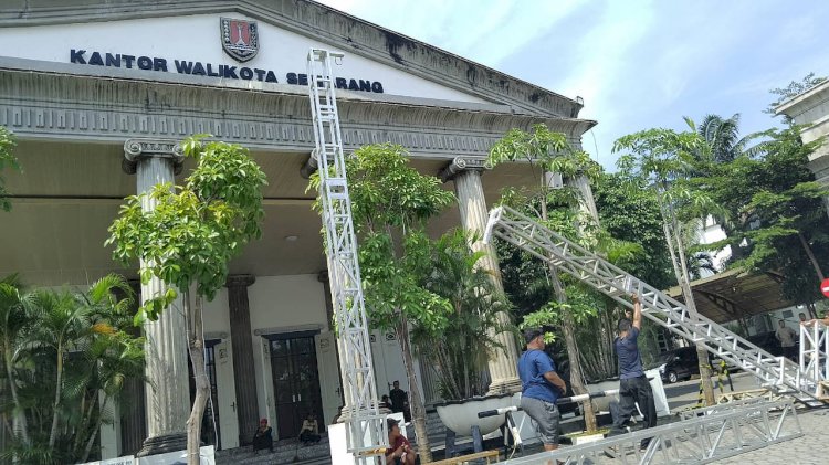 Sejumlah Pekerja Memasang LED Videotron Di Depan Gedung DPRD Kota Semarang, Untuk Nonton Bareng (Nobar) Semifinal Piala Asia U-23 Nanti Malem, Antara Timnas Indonesia Melawan Uzbekistan. Soetjipto/RMOLJawaTengah