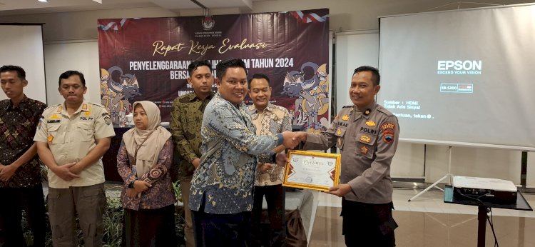 Ketua KPU Kendal Khasani (paling depan). Ist