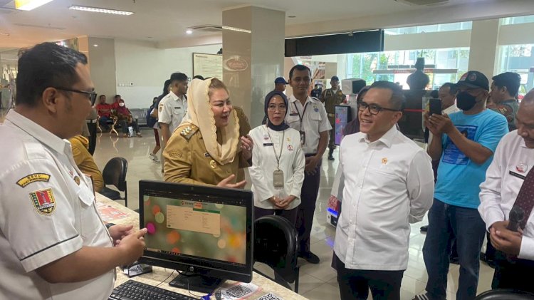 Menteri Pendayagunaan Aparatur Negara dan Reformasi Birokrasi (PANRB), Abdullah Azwar Anas  didampingi Wali Kota Semarang, Hevearita Gunaryanti Rahayu saat melakukan sidak pelayanan kesehatan di RSUD KRMT Wongsonegoro (RSWN), Senin (29/4). dok Pemkot Semarang