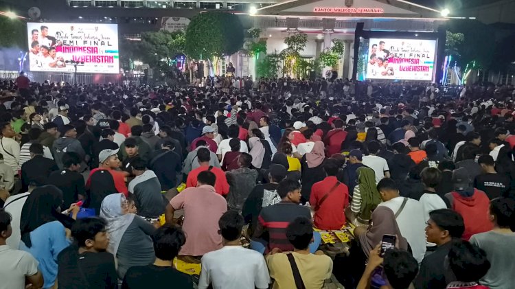 Ribuan warga berada di halaman balaikota Semarang, bersiap menyaksikan semifinal Piala Asia U-23, untuk memberikan dukungan kepada timnas Indonesia melawan Uzbekistan. Soetjipto/RMOLJateng