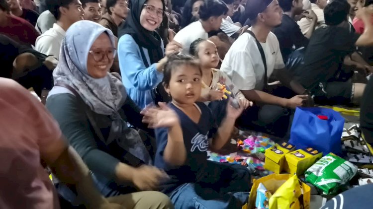 Gadis Cilik Semarang Ikut Menonton Bareng Laga Indonesia Versus Uzbekistan Pada Senin (29/04) Malam. Soetjipto/RMOLJawaTengah