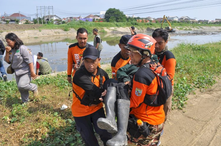 Simulasi penanganan bencana banjir oleh Badan Penanggulangan Bencana Daerah (BPBD) Kota Semarang yang  dilaksanakan di Kanal Sungai Banjir Timur, depan kantor PLN Jalan Unta Senin (29/4). Sulistyawan/RMOLJateng