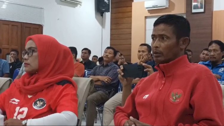 Suasana Nobar Pertandingan #Garuda Muda Indonesia melawan Uzbekistan Pada Ajang AFC U-23 Di Mapolres Blora Jawa Tengah Dengan Kedua Orang Tua Pratama Arhan Duduk Di Depan, Senin (29/4) Malam. Rubadi/RMOLJawaTengah