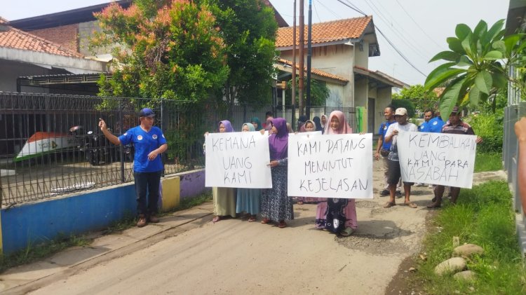 Puluhan emak-emak berunjuk rasa, menuntut BMT Nurussa'adah di Pekalongan mencairkan deposito dan tabungannya. RMOL Jateng/Bakti Buwono 