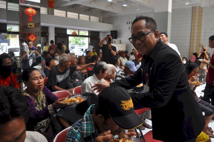 Sekretaris Daerah (Sekda) Kota Semarang Iswar Aminuddin Memberikan Makanan Kepada Pengunjung Kantin Kebijakan Di Gedung Rasa Dharma, Jalan Gang Pingging, Kawasan Pecinan, Kota Semarang, Selasa (30/04). Wahyu Sulistiyawan/RMOLJawaTengah 