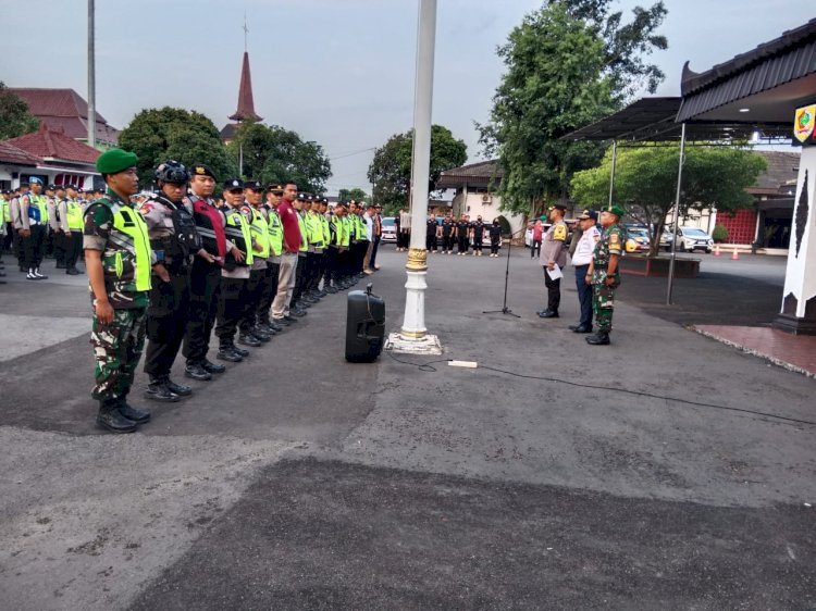 Pasukan pengamanan yang ditugaskan melakukan pengamanan pada konser musik malam ini. Humas Polres Wonogiri