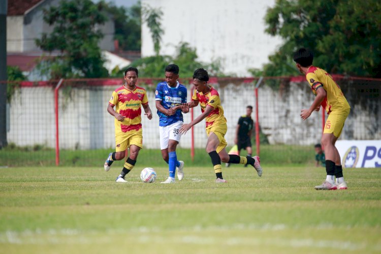 Persiku (biru) sukses membenamkan Persipu FC (kuning) dengan skor 3-1, saat mengawali laga pembuka di Stadion Wergu Wetan Kudus. Arif Edy Purnomo/RMOLJateng