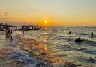 Pantai Tirang Tempat Masyarakat Menikmati Libur Panjang Akhir Pekan 