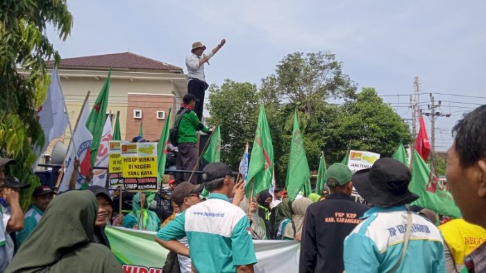 Aksi damai buruh di depan kantor DPRD Karanganyar. Dian Tanti/RMOLJateng