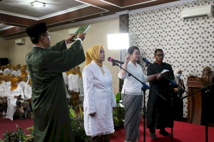 Mahasiswa Universitas Muhammadiyah Kudus menjalani sumpah Profesi Bidan dan Profesi Ners di ruang serba guna kampus setempat. Arif Edy Purnomo/RMOLJateng