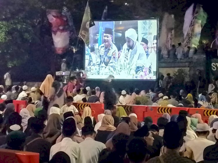 Ribuan jamaah saat mengikuti gelaran spiritual Polda Jateng Bersholawat, di depan Mapolda Jateng, Jalan Pahlawan, Kota Semarang,  Rabu (1/5) malam.Soetjipto/RMOLJateng