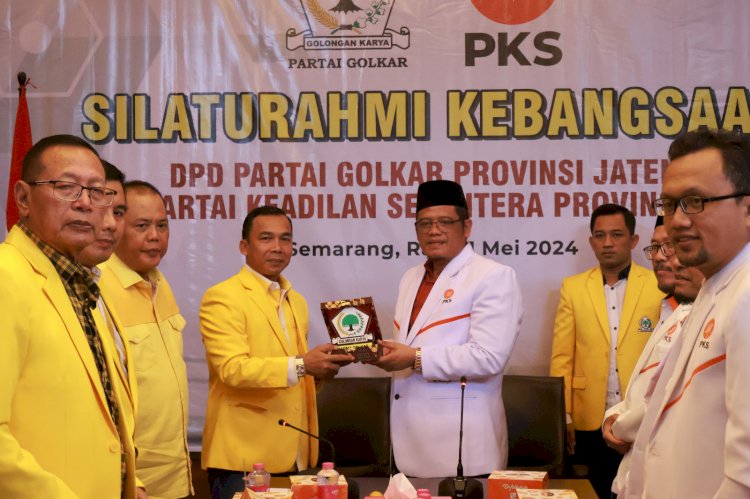 Ketua Harian DPD Golkar Jateng, Wihaji (Kiri), Menyerahkan Cenderamata Kepada Ketua DPW PKS Jateng Pada Acara Silaturahmi Kebangsaan Di Kantor DPD Partai Golkar Jateng Jalan Kyai Saleh Semarang, Rabu (01/05). Istimewa