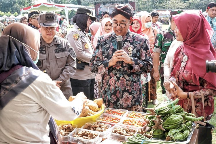 Pj Bupati Magelang Sepyo Achanto didampingi istri saat meninjau Gelar Karya Pendidikan di lapangan drh Soepardi, Kota Mungkid. Tri Budi H/RMOLJateng