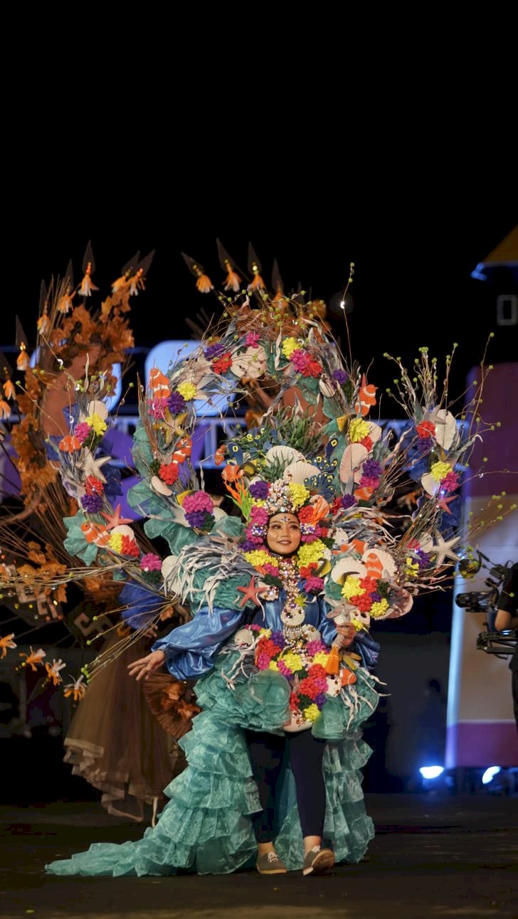 Salah Seorang Calon Peserta Semarang Night Carnival (SNC) 2024 Saat Gladi Dan Persiapan Kostum. SNC 2024 Akan Digelar Sabtu (04/05) Dimulai Pukul 18.30 WIB, Menyusuri Jalan Pemuda, Pandanaran, Finish Di Lapangan Simpanglima, Dengan Berbagai Atraksi Menarik, Di Antaranya Drimband Dari Akpol. Soetjipto/RMOLJawaTengah