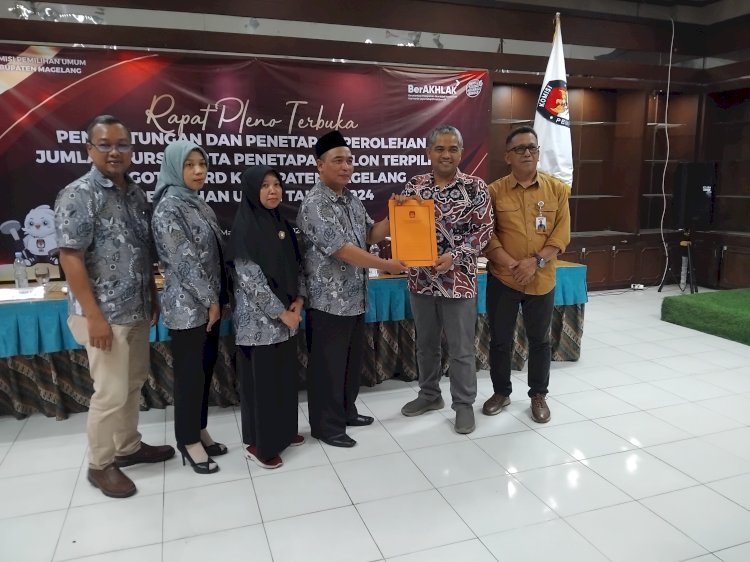 Ketua Komisi Pemilihan Umum (KPU) Kabupaten Magelang Ahmad Rofik Menyerahkan Dokumen Penetapan 50 Calon Terpilih Anggota DPRD Kabupaten Magelang Kepada Ketua Bawaslu M Habib Sholeh. Tri Budi H/RMOLJawaTengah
