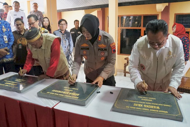 Warung NKRI, Rumah Kebangsaan Dan Rumah Ngopi Diluncurkan Bersamaan Oleh Pj Wali Kota Salatiga Yasip Khasani Di Salatiga Ditandai Dengan Penandatanganan Prasasti. Erna Yunus B/RMOLJawaTengah