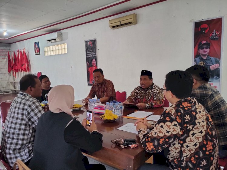 KPU Kabupaten Batang melakukan klarifikasi pada pengurus DPC PDI Perjuangan di kantor partai itu, Jumat (3/5)