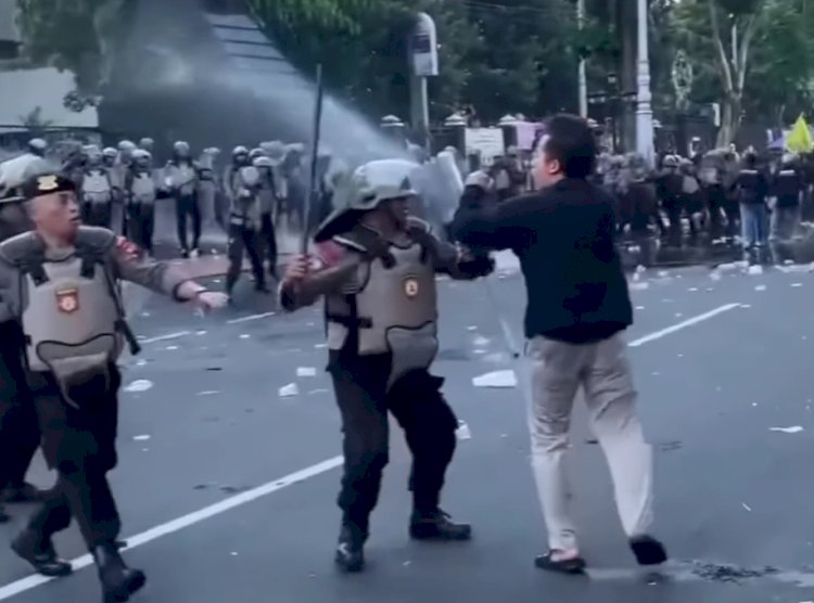 Aksi bentrok mahasiswa dengan petugas Polisi saat demo May Day di depan Kantor Gubernuran dilaporkan ke Propam Polda Jawa Tengah, Rabu kemarin. Dicky Aditya/RMOLJateng 