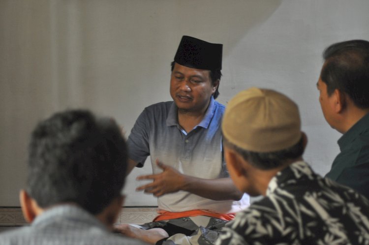 Pengasuh Asrama Perguruan Islam (API) Pondok Pesantren Salaf Tegalrejo, Magelang, Muhammad Yusuf Cudhlori yang sering akrab disapa Gus Yusuf menerima kunjungan Pimpinan RMOLJateng, Jayanto Arus Adi dan Tim, di Kediamannya, Jumat (3/5).  Wahyu Sulistiawan/RMOLJateng
