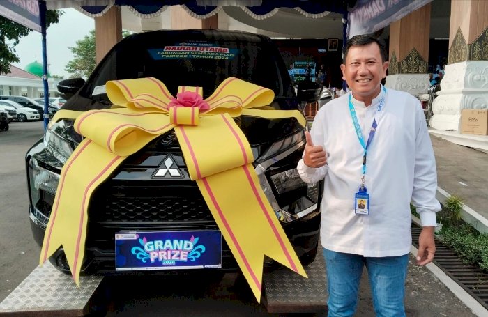Direktur Utama Bank Daerah Karanganyar (BDK) Haryono Tunjukkan Hadiah Utama Pengundian Tabungan Sembada. Dian Tanti Burhani/RMOLJawaTengah 