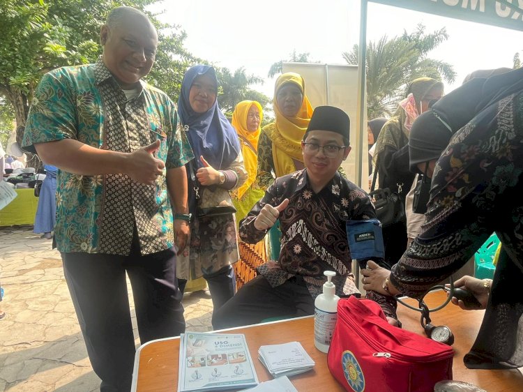 Pemeriksaan kesehatan gratis oleh RSI PKU Muhammadiyah Tegal di acara Halal Bi Halal Muhammadiyah Kabupaten Tegal .ist