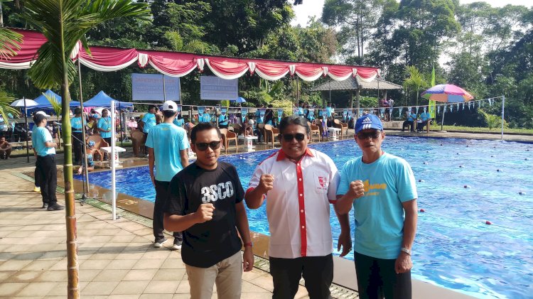 Ketua Akuatik Batang, Andang Tri Kusnaedi (tengah), bersama ketua pelaksana Tisna Zuhri (kaus hitam) dan ketua panitia Haryanto (kanan). RMOL Jateng/Bakti Buwono