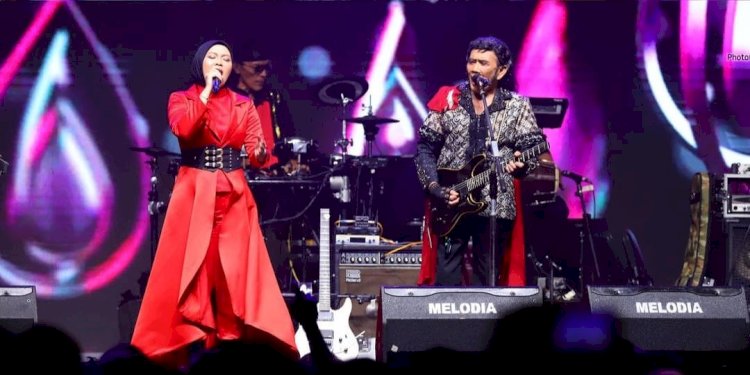 Duet Rhoma Irama Dan Selfi Yama Membius Ribuan Warga Kudus Yang Memadati Alun Alun Simpang Tujuh Kudus. Arif Edy Purnomo/RMOLJawaTengah