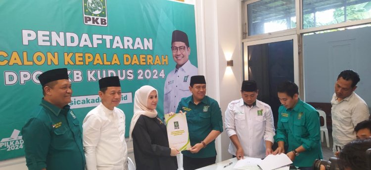 Kedua pasangan Cabup dan Cawabup Kudus, Samani Intakoris dan Belinda Putri Birton berjuang rekomendasi dari sejumlah partai yang siap mengusungnya. Arif Edy Purnomo/RMOLJateng