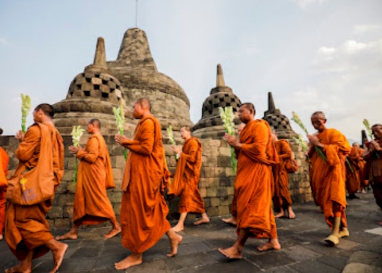 Para Bhiksu berjalan kaki mengelilingi Candi Borobudur sebagai bentuk penghormatan kepada Sang Buddha Gautama. Istimewa