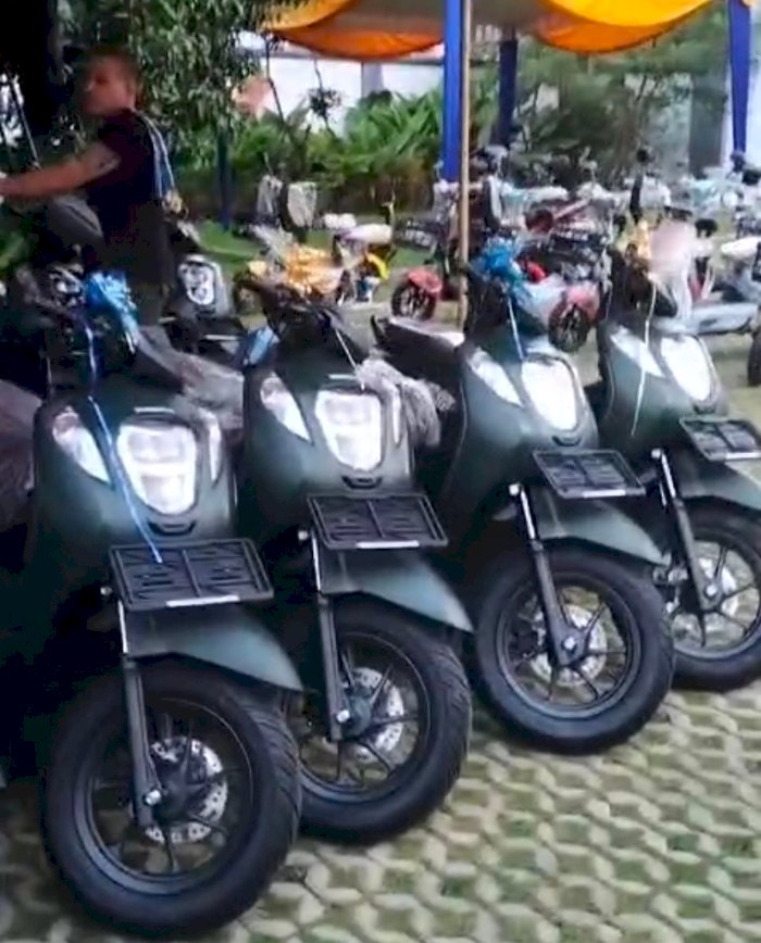 Sepeda motor hadiah untuk tamu undangan yang beruntung. Potongan Layar Medsos