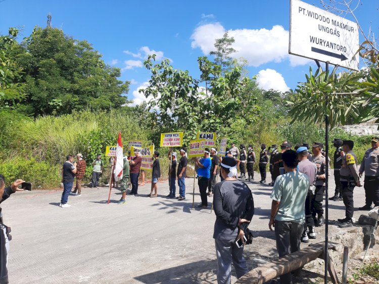 Tak Kunjung Dibayar, Sejumlah Pekerja Yang Terdiri Dari Mandor, Supplier, Dan Vendor Yang Tergabung Dalam Wadah Komodo, Menggelar Aksi Unjuk Rasa, Selasa (07/05). Humas Polres Wonogiri