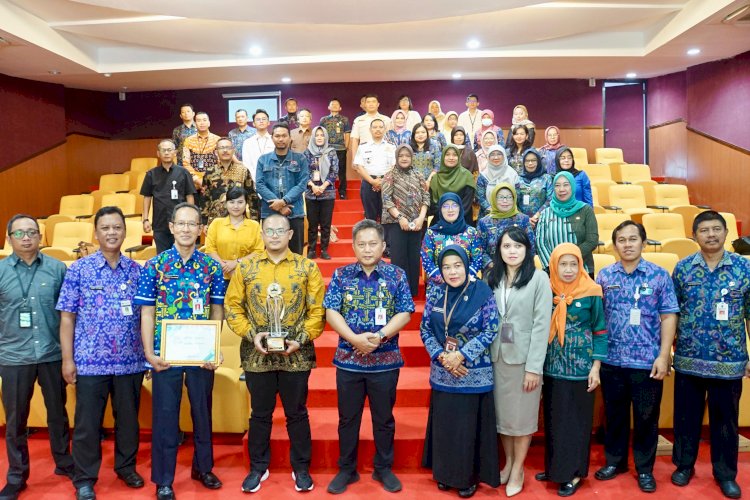Pj Wali Kota Salatiga Di Tengah Kegiatan Sosialisasi K3 Perkantoran Di Mini Teater DPRD Kota Salatiga, Selasa (07/05). Erna Yunus B/RMOLJawaTengah