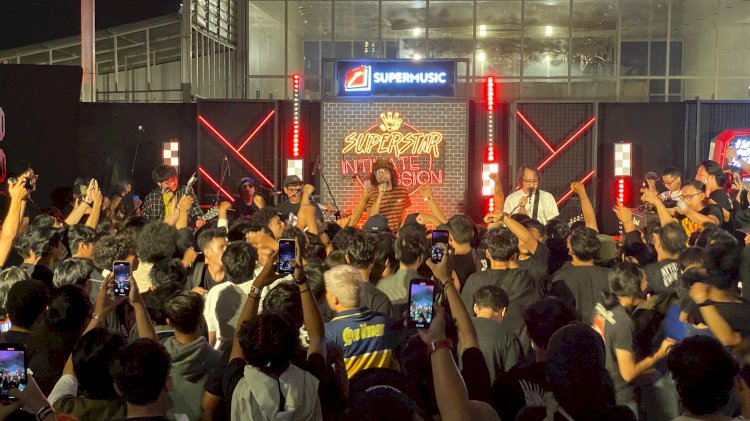 Aksi panggung band Morfem bersama Superfriends bisa menikmati performance dan berinteraksi dengan musisi idolanya. Istimewa