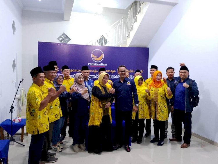 Ketua Golkar Yuli Hastuti dan Ketua Nasdem Eko Januar Susanto melakukan salam komando usai pertemuan kedua parpol di kantor Nasdem. Budi Agung/RMOLJateng