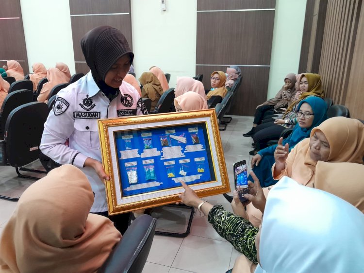 Anggota SatNarkoba Polres Demak tunjukkan contoh narkoba untuk ajak pencegahan peredaran narkoba. Nungki/RMOLJateng