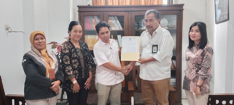 Ketua KPU Kota Salatiga Yesaya Tiluata Saat Penyerahan Perubahan Kepada Bawaslu Kota Salatiga Yang Diterimakan Langsung Ketua Bawaslu Djayusman Junus, Di Kantor KPU Salatiga, Rabu (08/05). Erna Yunus B/RMOLJawaTengah
