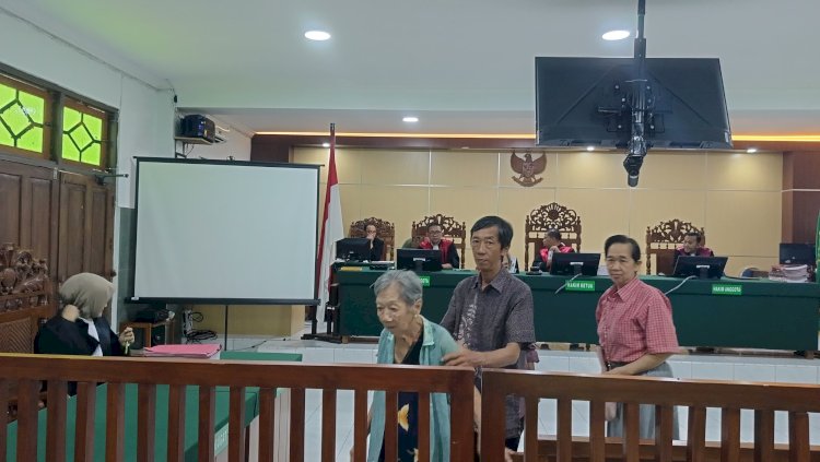 Leni Setyawati (74) dan tiga anaknya, yang menjadi terdakwa di kasus pidana dugaan penyerobotan tanah menjalani sidang di Pengadilan Negeri Pekalongan, Rabu (8/5) sore.