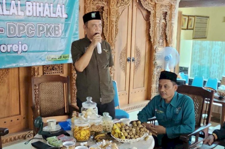 Sekretaris Toha Mahasin (duduk) saat mendampingi Ketua PKB Fran Suharmaji menerima silaturahmi parpol di Desa Clapar Kecamatan Bagelen, Purworejo. Budi Agung/RMOLJateng