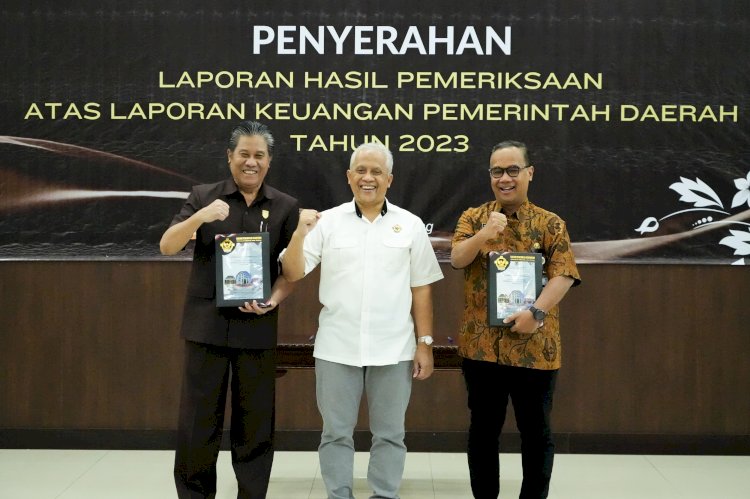 Wali Kota Magelang M Nur Aziz (Berbaju Batik) Menerima Hasil Pemeriksaan LHP Atas LKPD Pemkot Mahelang 2023 Dari Kepala BPK RI Perwakilan Provinsi Jawa Tengah, Hari Wiwoho. Istimewa