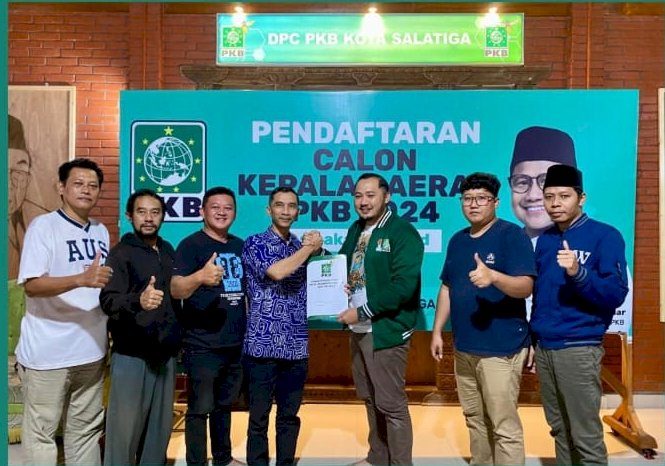 Pengusaha Muda Salatiga Dandan Febri Herdiana S.E., Saat Menyerahkan Berkas Calon Kepala Daerah (Cakada) Kota Salatiga Lewat Partai Nasdem. Erna Yunus B/RMOLJawaTengah