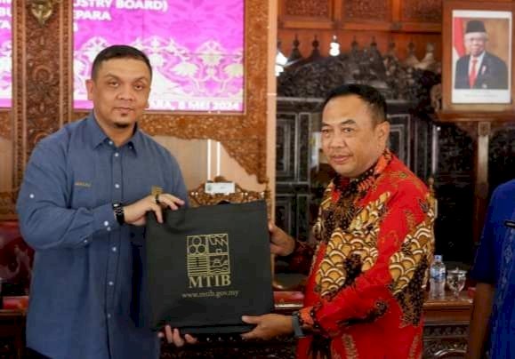 Direktur Malaysian Timber Industry Board, Norazli Bin Ismail (Kiri) Menerima Cinderamata Dari PJ Bupati Jepara Edy Supriyanta. Arif Edy Purnomo/RMOLJawaTengah