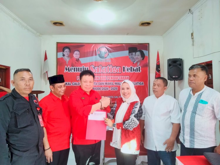 Hj Sri Wahyuni, SE MH saat menyalami Ketua DPC PDI-P Salatiga Dance Ishak Palit ditengah mengambil berkas proses Penjaringan dan Pendaftaran Bakal Calon Wali Kota dan Wakil Wali Kota Salatiga Periode 2025-2030 di Kantor DPC PDI-P Salatiga. Erna Yunus B/RMOLJateng