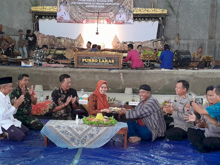 Bupati Demak Memberikan Potongan Tumpeng Kepada Kepala Desa Pertanda Pembukaan Gelaran Sedekah Bumi, Di Gedung Serba Guna Ds Karanganyar, Demak, Sabtu (11/5). Nungki S Nurhidayanto/RMOLJawaTengah 