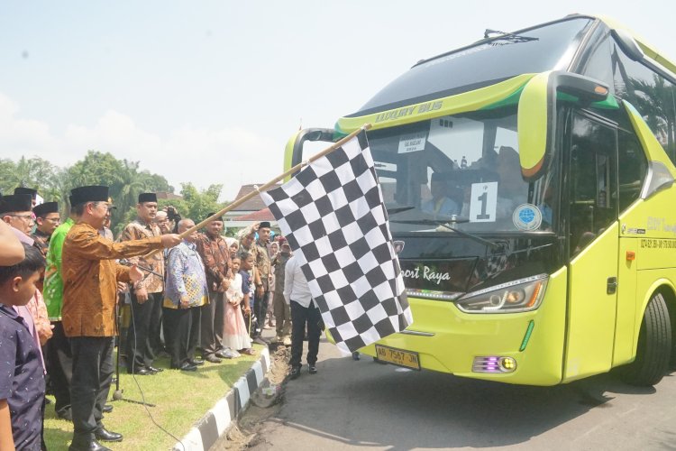 Pj Bupati Magelang Sepyo Achanto Didampingi Oleh Sekda Adi Waryanto Dan Ketua Komisi IV DPRD Sukur Ahadi Melepas Keberangkatan Para Calon Haji Menuju Surakarta. Tri Budi Hartoyo/RMOLJawaTengah