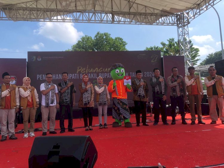 Maskot Pilkada Demak, Si Brayo, Bersama Bupati Demak, Forkopimda Serta Ketua KPU Demak Dalam Lauching Pilkada 2024. Nungki S Nurhidayanto/RMOLJawaTengah