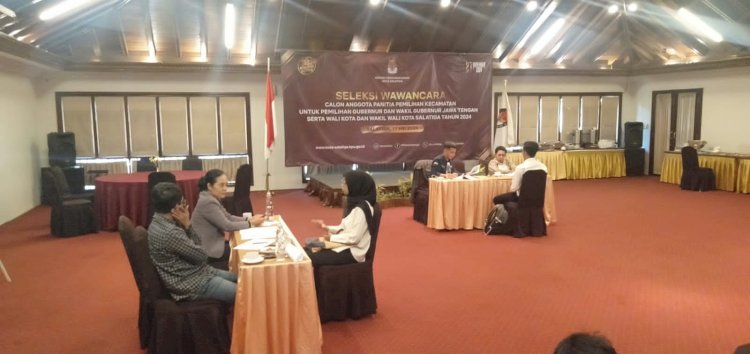 Tahapan Wawancara Seleksi Seleksi CAT Atau Computer Assisted Test Untuk Seleksi Calon Panitia Pemilihan Kecamatan (PPK) Mendiskualifikasi Empat Orang Di Hotel Laras Asri Resort And Spa, Salatiga, Sabtu (11/05). Erna Yunus B/RMOLJawaTengah