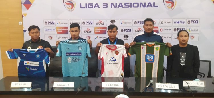 Empat tim penguin Grup 5 babak 32 besar Liga 3 Nasional memaerkan Jersey kebanggaan mereka saat conferense press . Arif Edy Purnomo/RMOLJateng